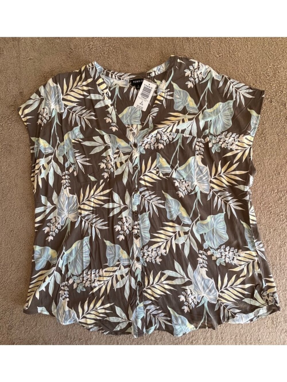 Torrid Vacay Floral Gray Tropical Challis Dolman Button Up Top Size 2 NWT - Picture 4 of 14